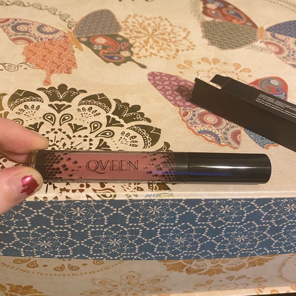 Qveen Matte liquid lip stain color wifey NEW - Picture 2 of 2